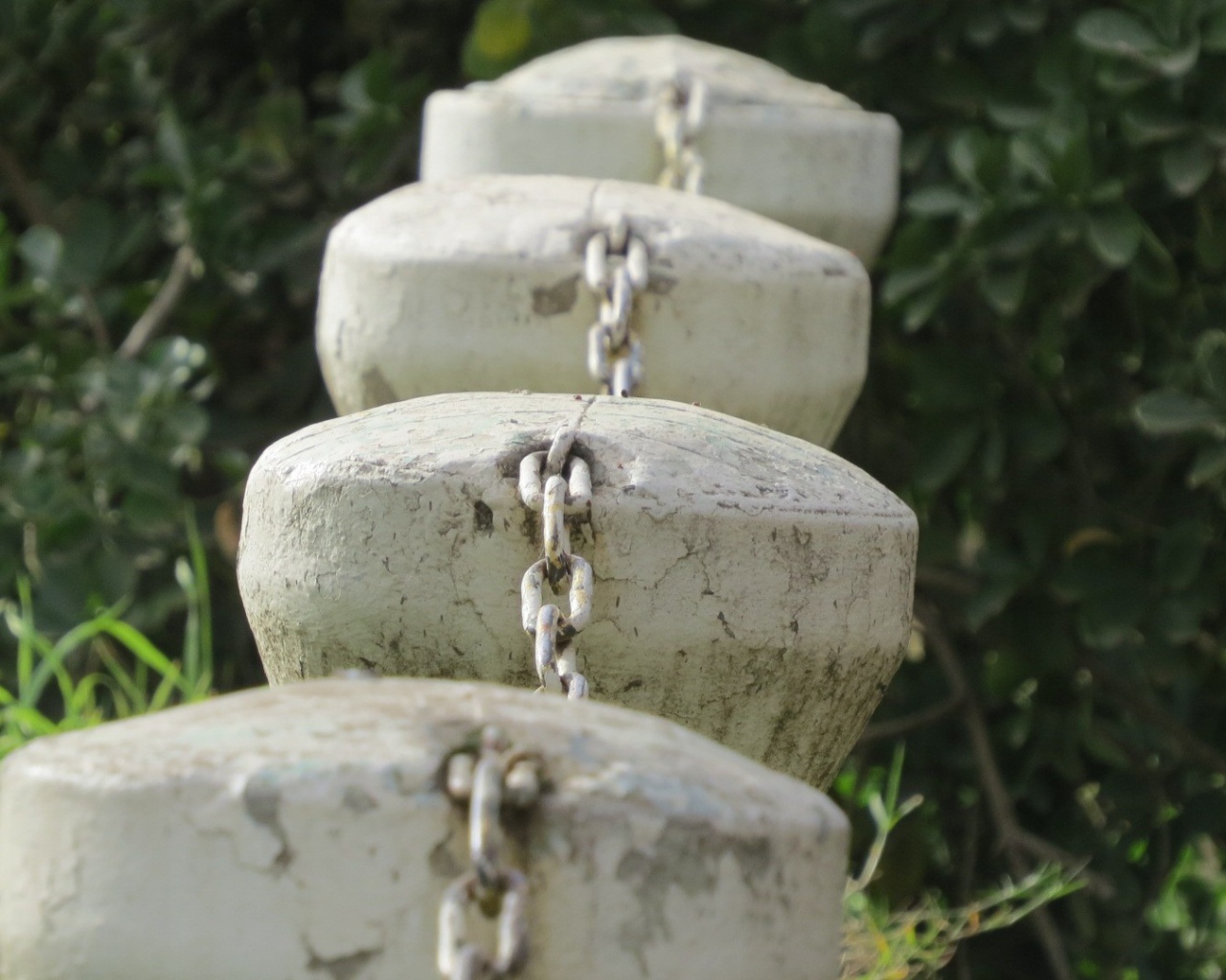 Ограждение из каменных столбов и цепей