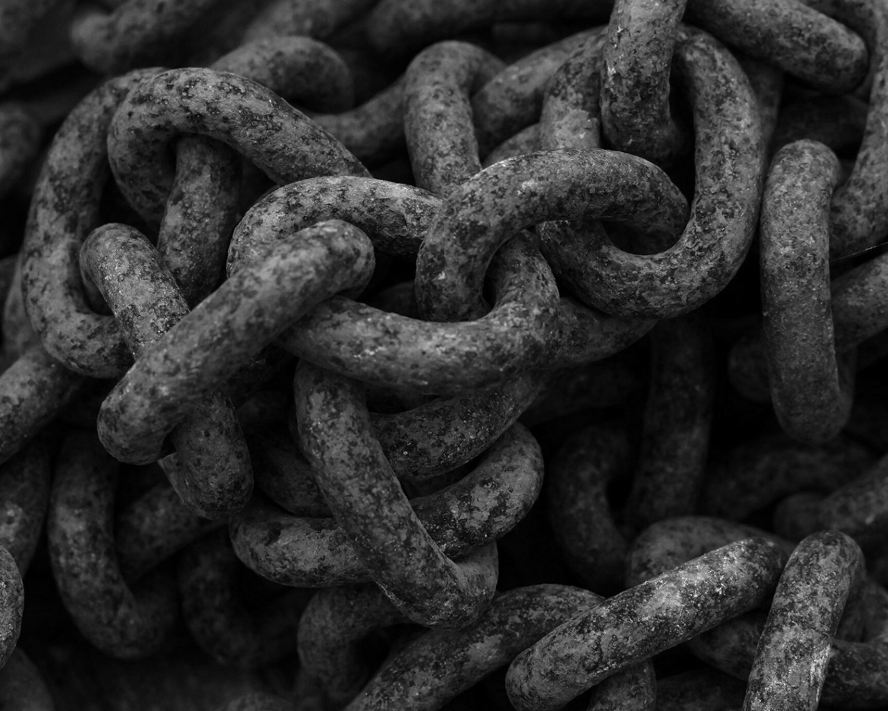 Черные цепи из металла