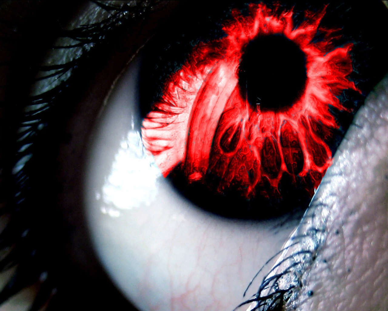 Огненно красный зрачок глаза