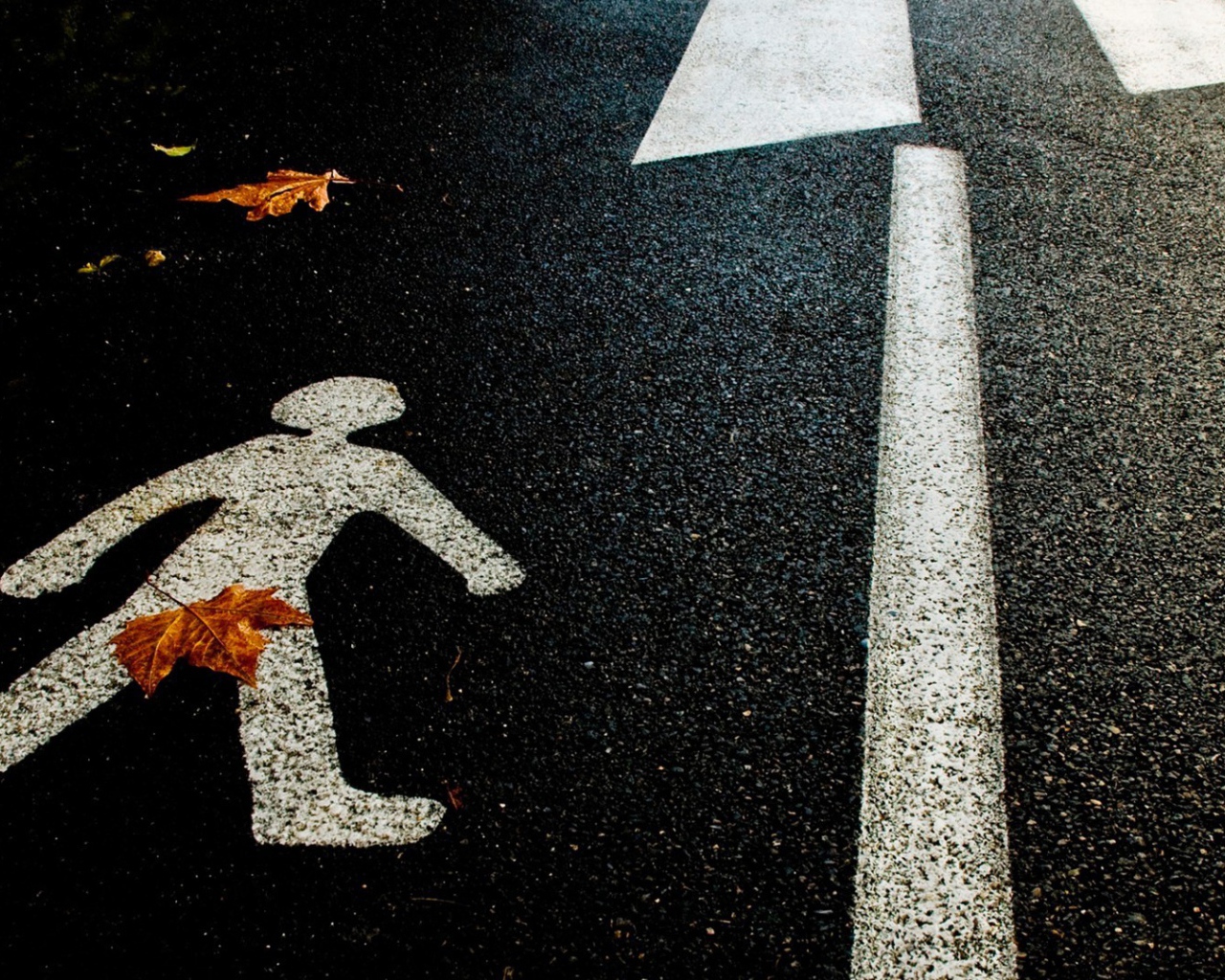 Фигурка человека на асфальте