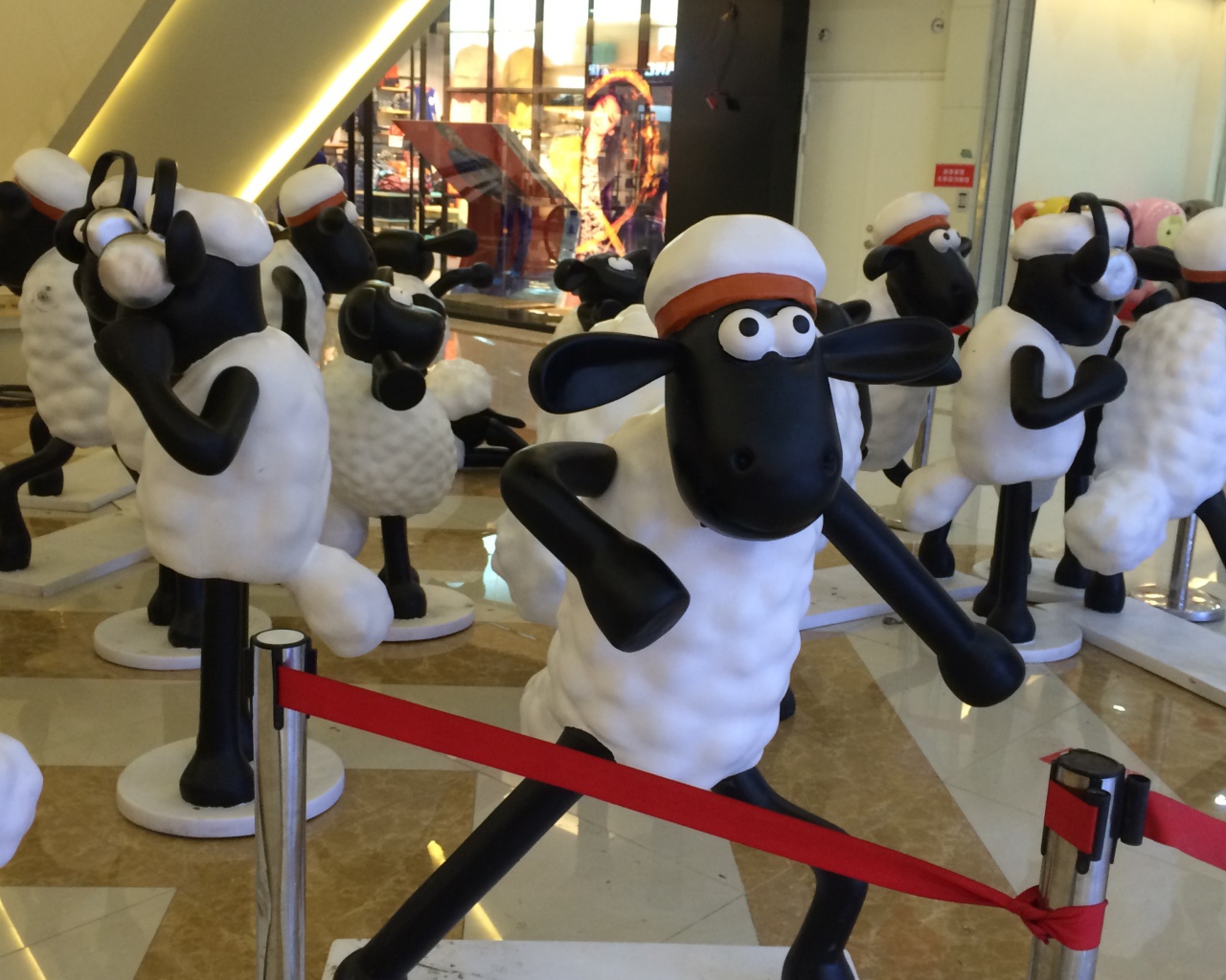 Фигурки овец в холле