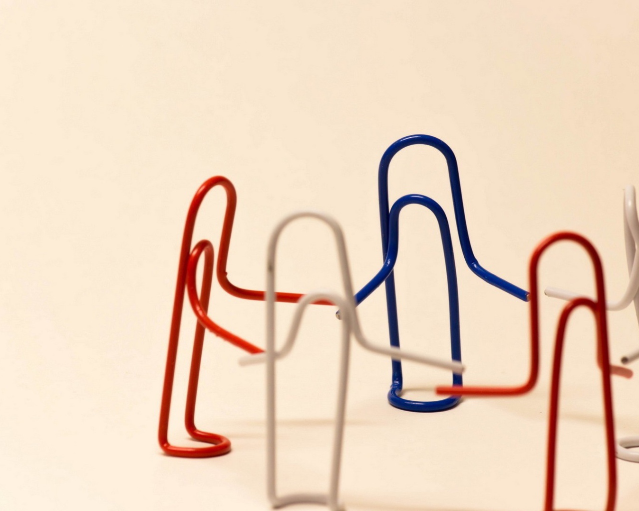 Дружба канцелярских скрепок