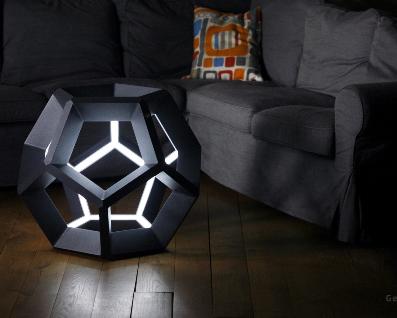 Футуристический светильник у дивана