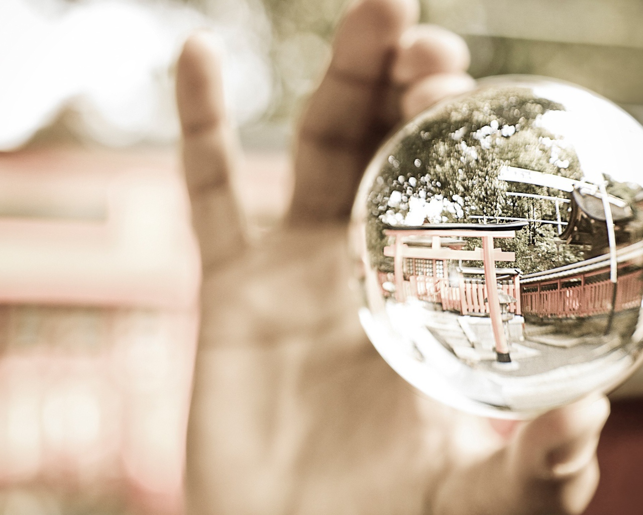 Стеклянный шар в руке