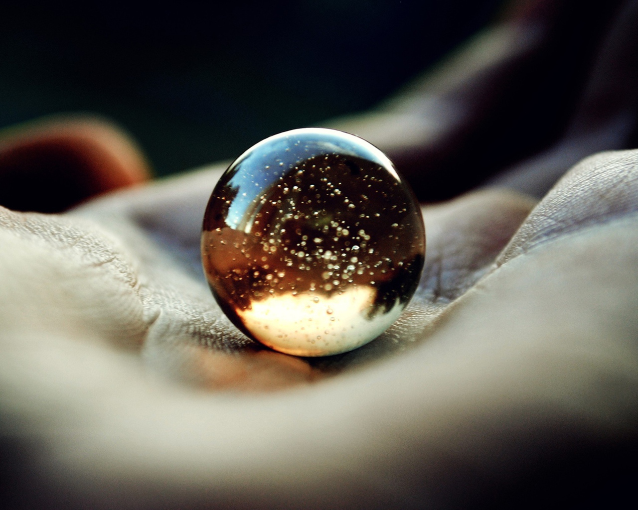 Стеклянный шар в ладони