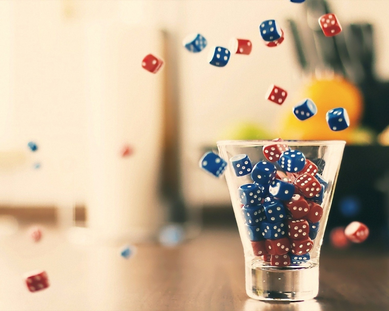 Стакан с кубиками для игры