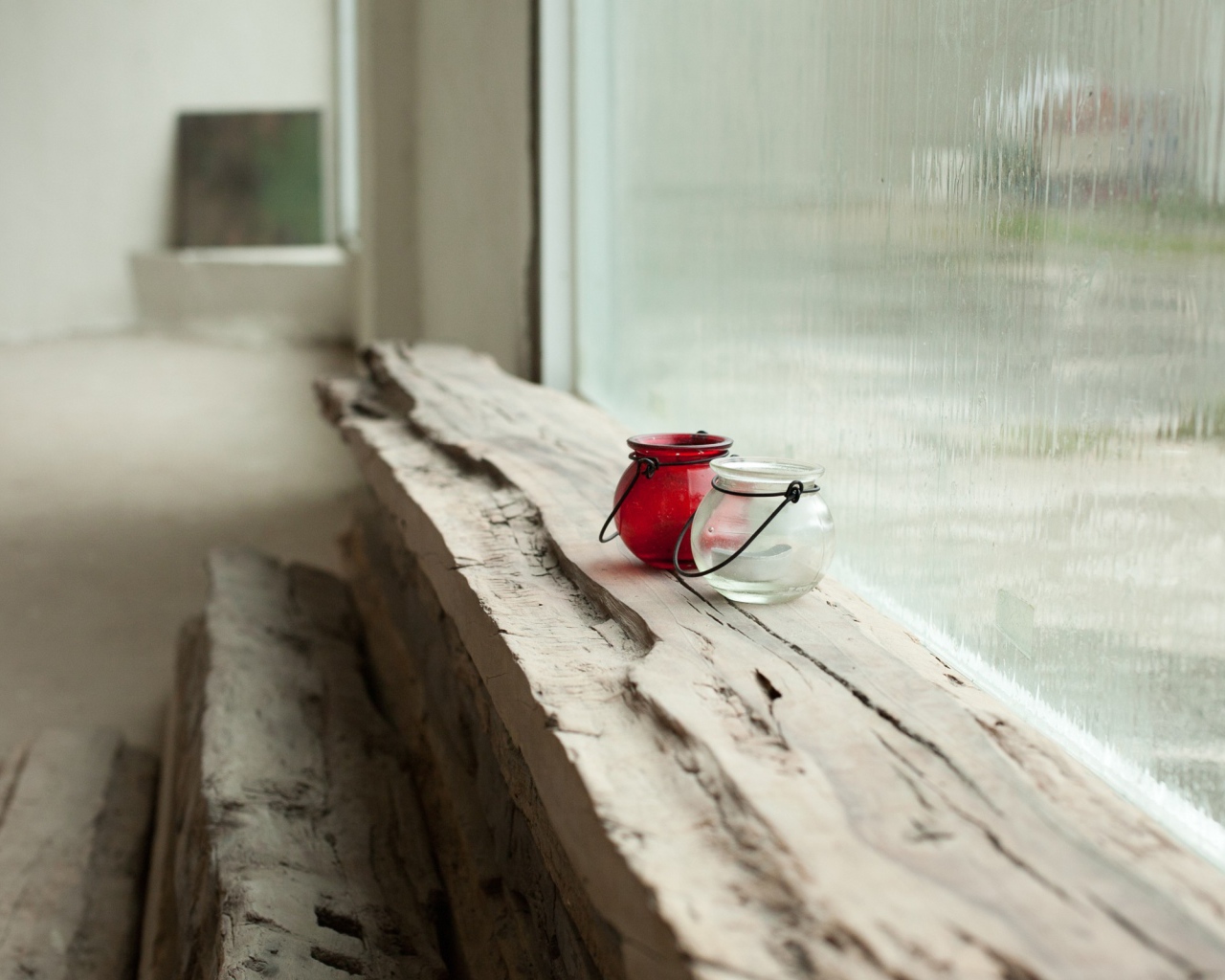 Стеклянные сосуды на подоконнике