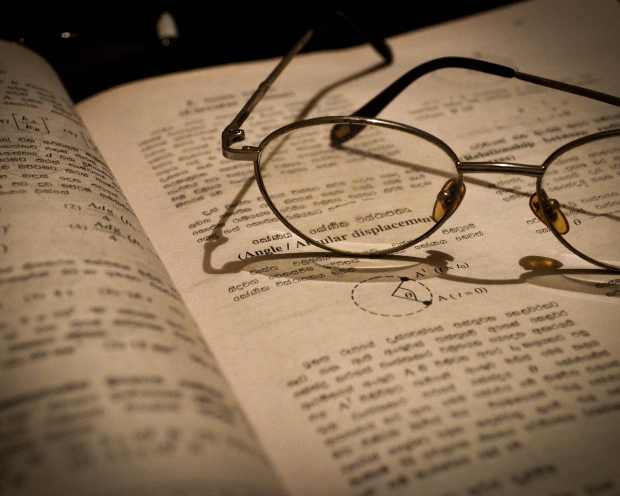 Очки на учебнике