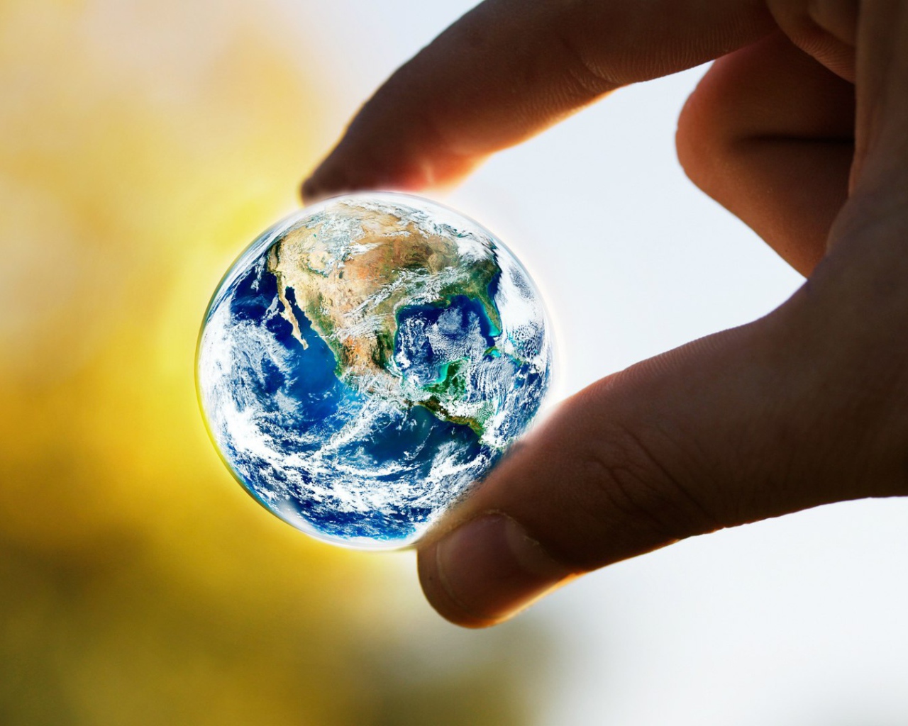 Земной шар в пальцах