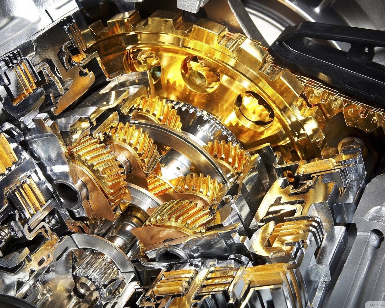 Позолоченные шестеренки в двигателе