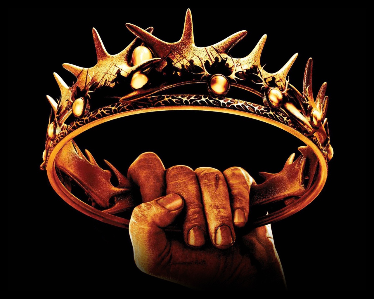 Золотая корона в руке