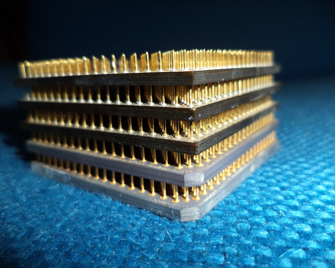 Золотое напыление на контактах чипа