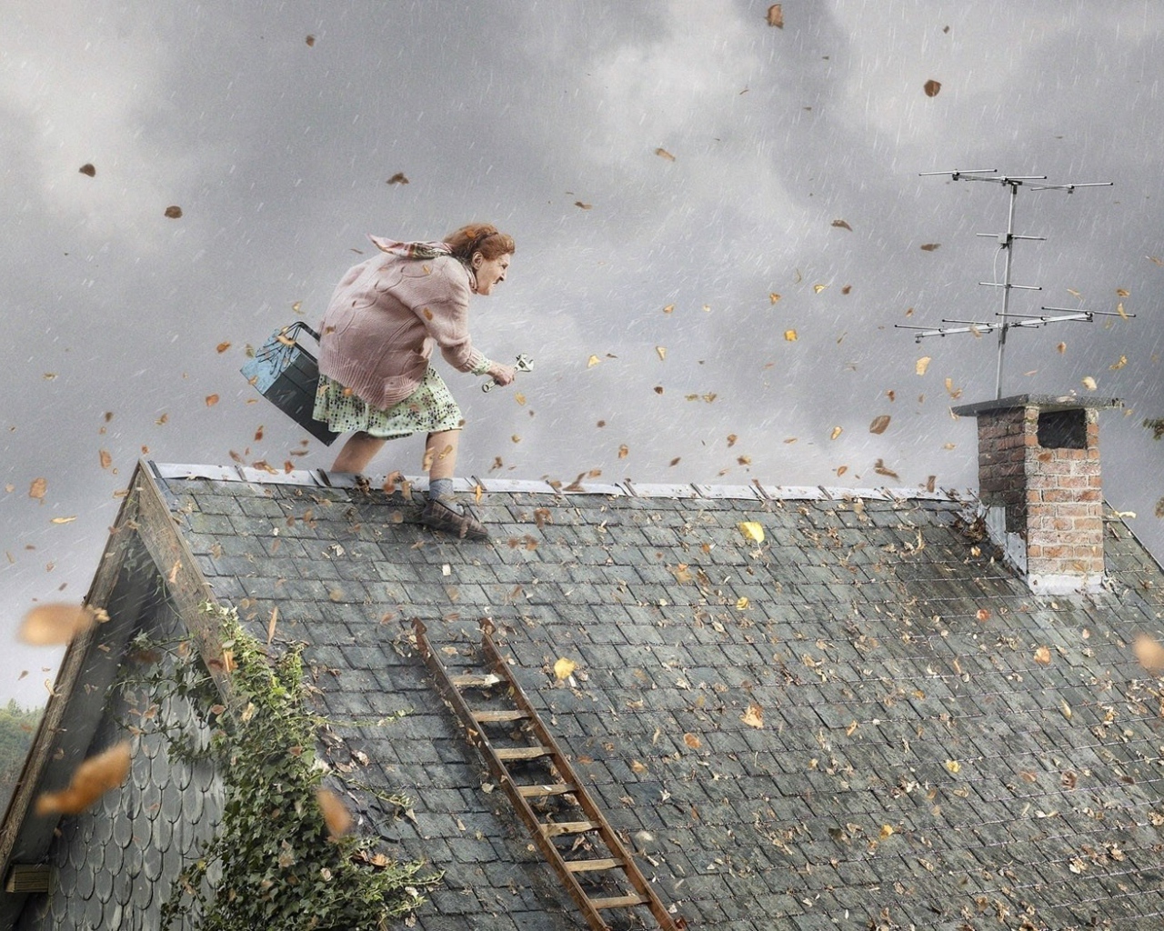 Бабушка занимается ремонтом на крыше