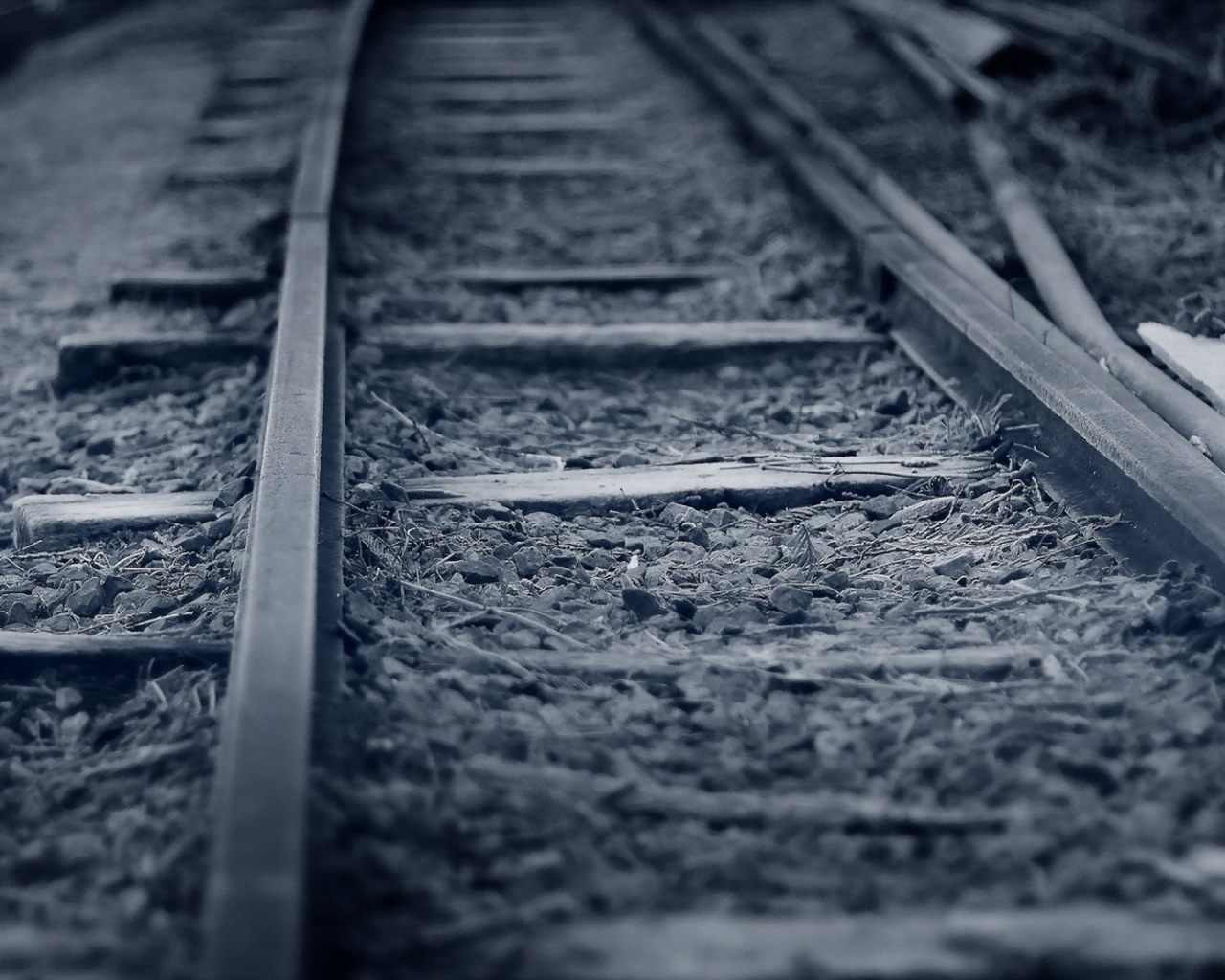 Серое фото железной дороги