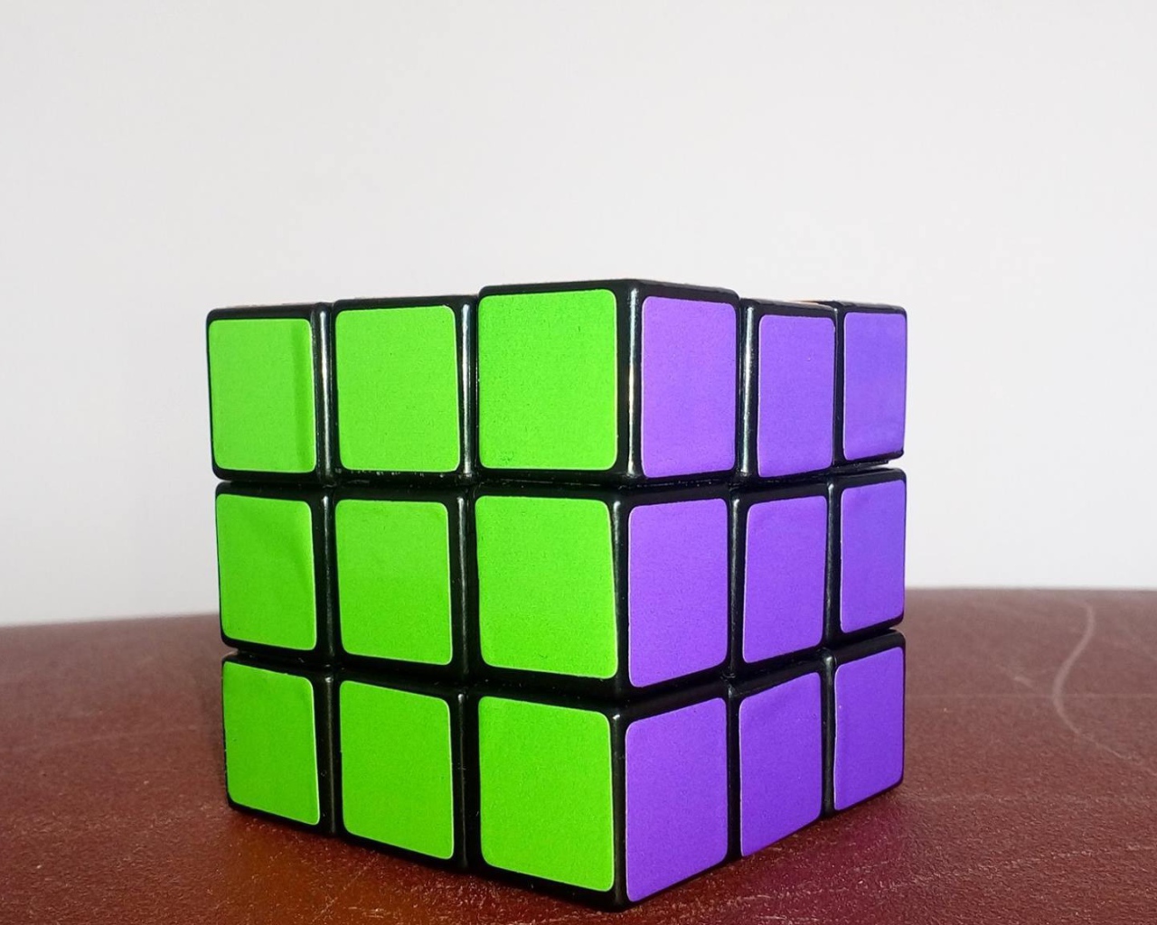 Зеленая и фиолетовая стороны кубика Рубика