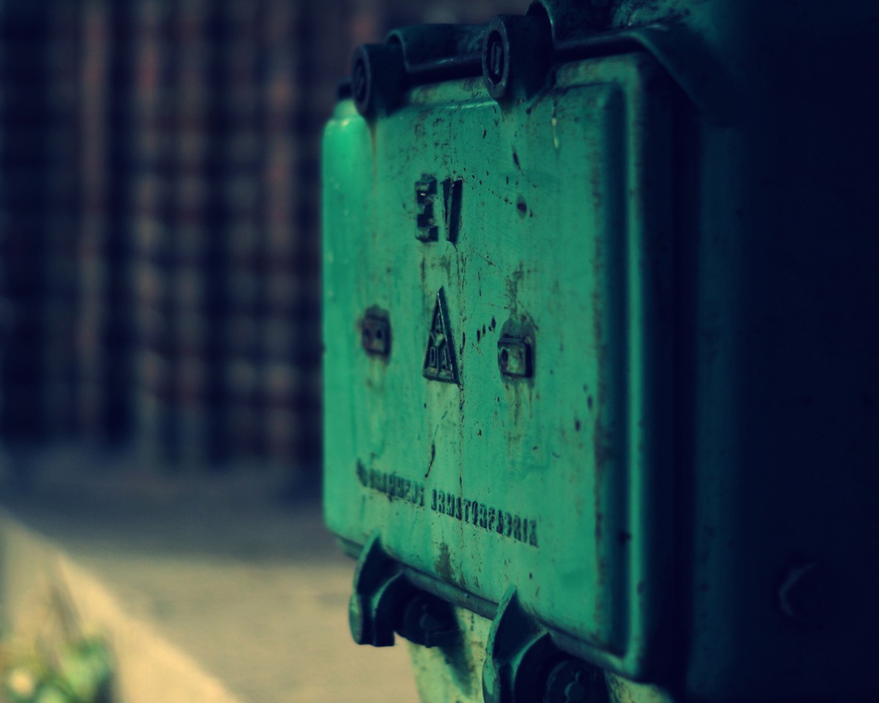 Зеленая коробка с переключателями