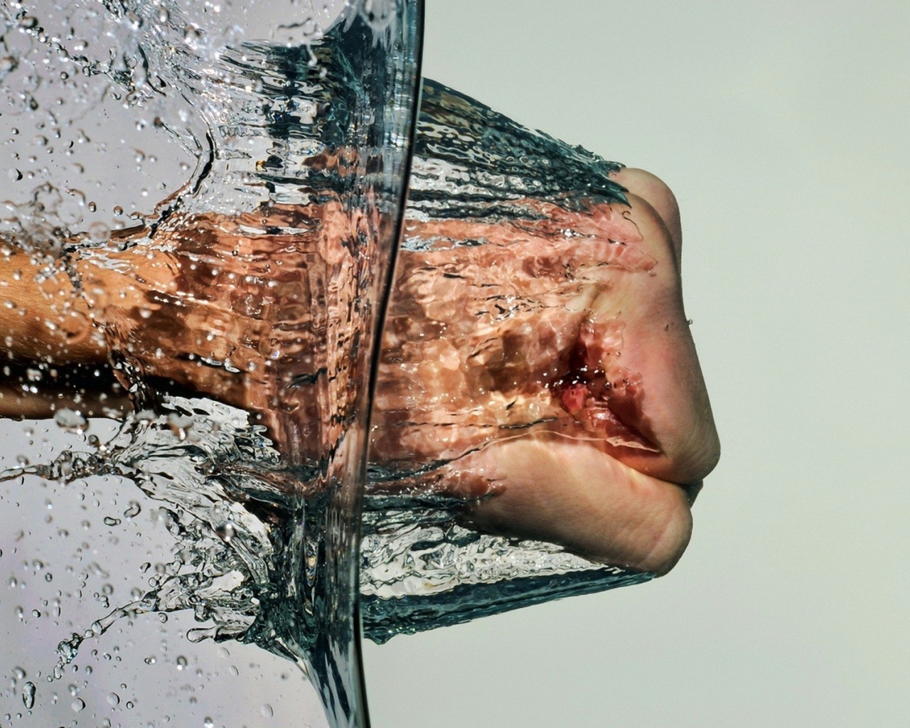 Рука пробивает воду