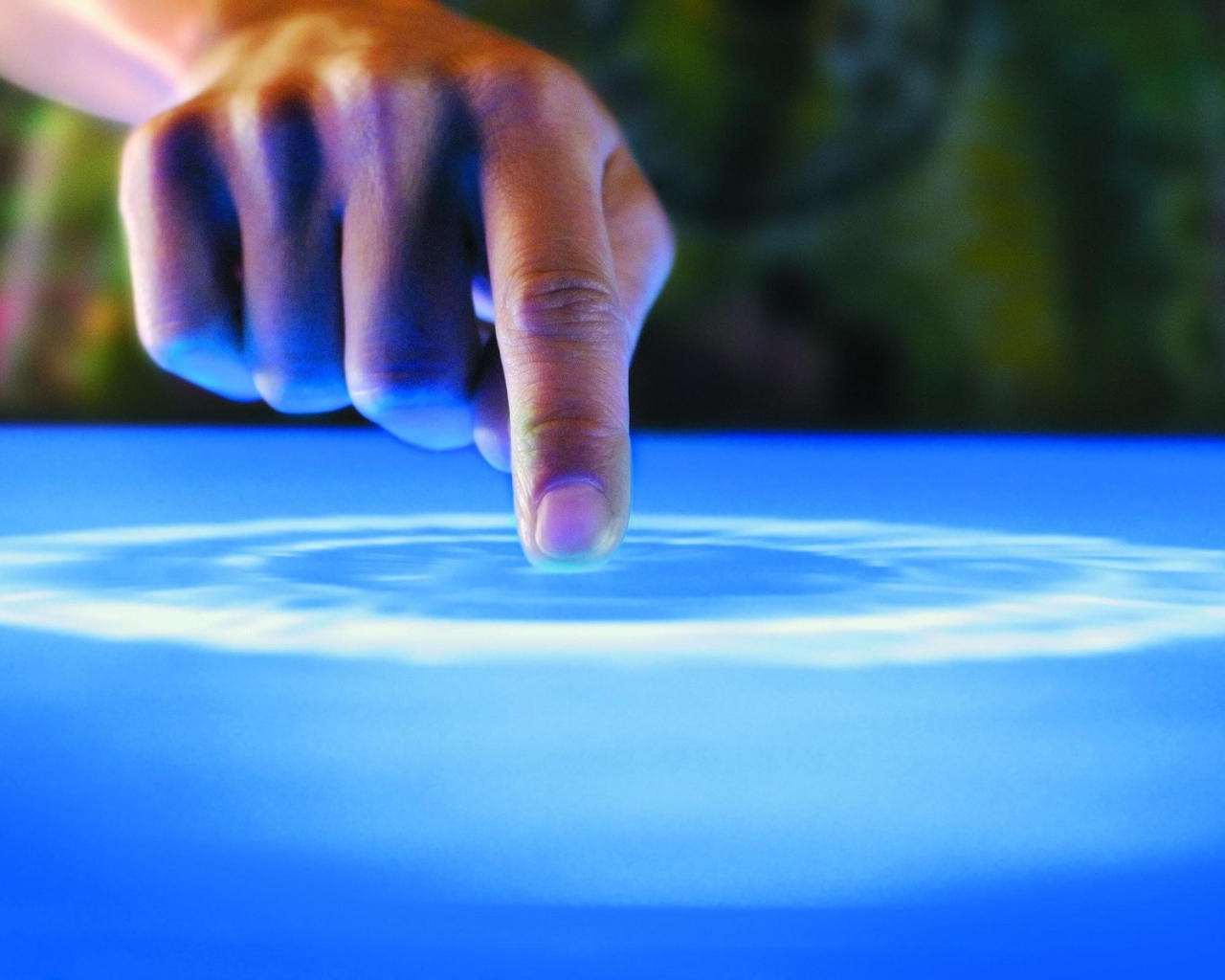 Рука касается воды