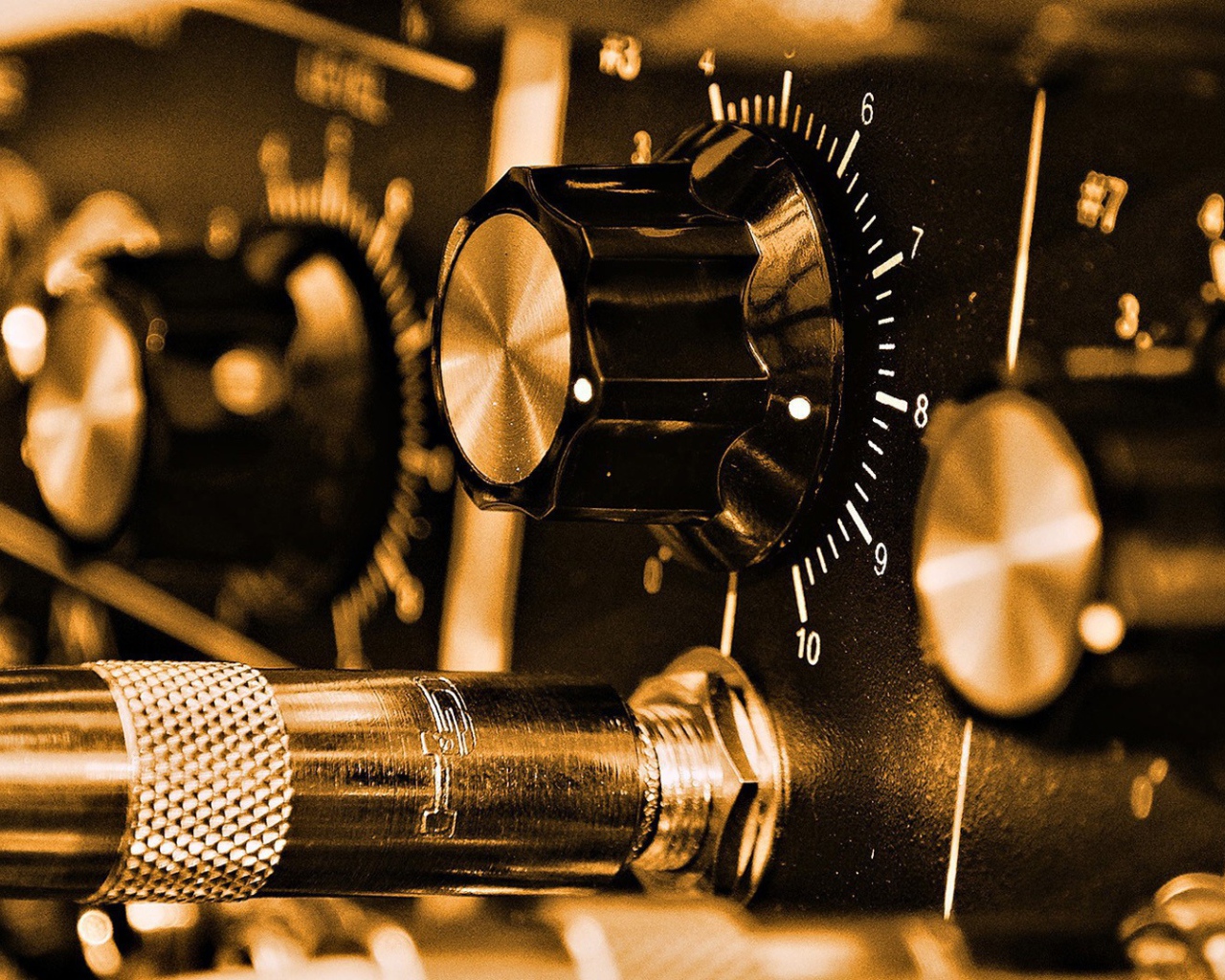 Ручки на пульте звукорежиссера