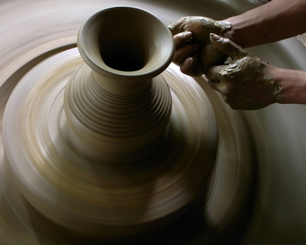 Руки гончара за работой