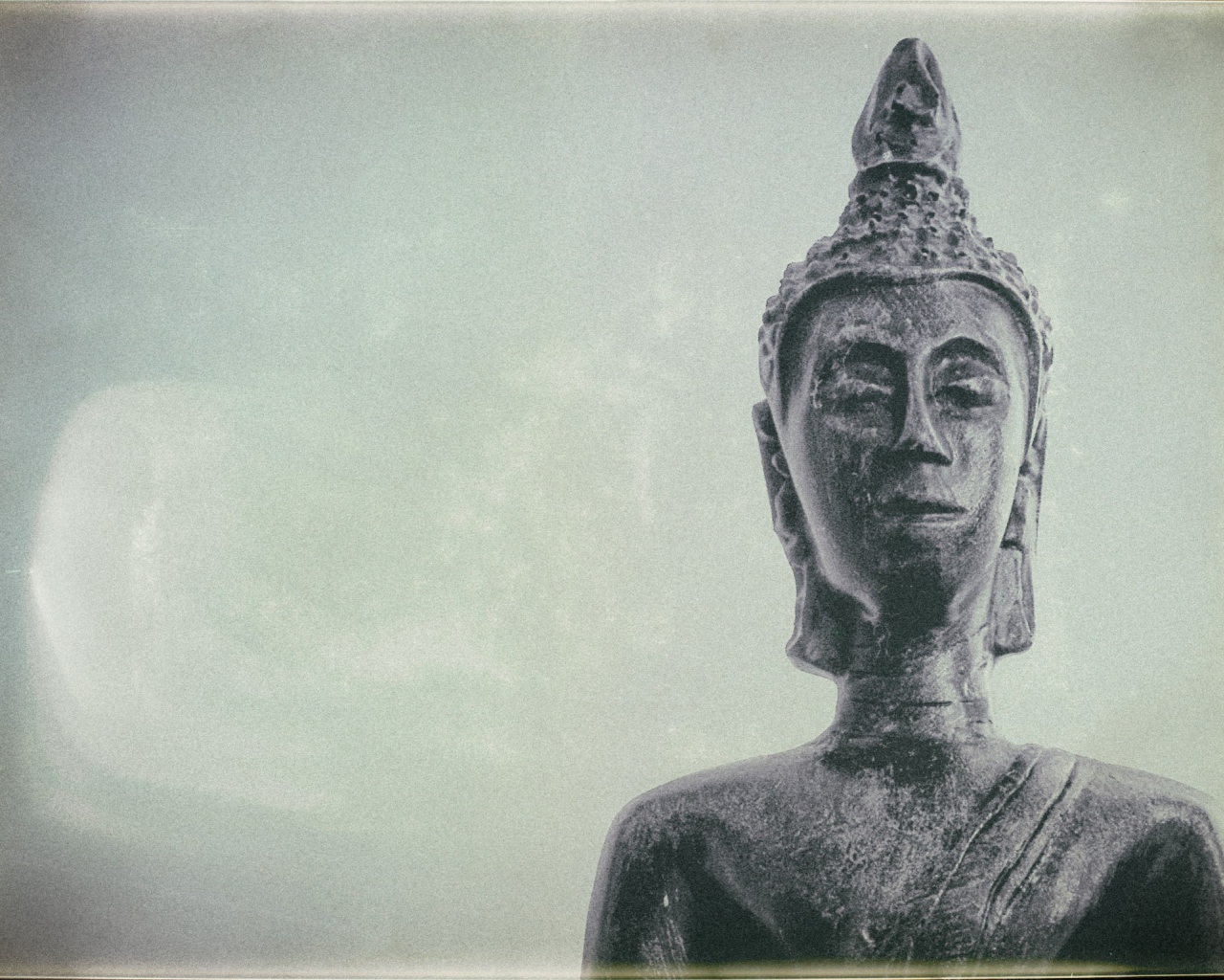 Голова Будды из камня