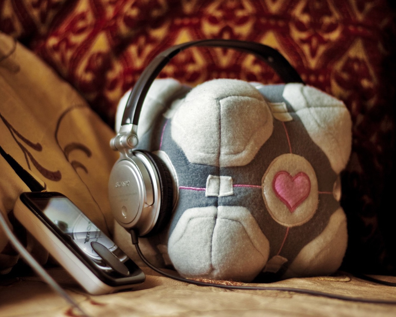 Наушники одеты на плюшевый куб