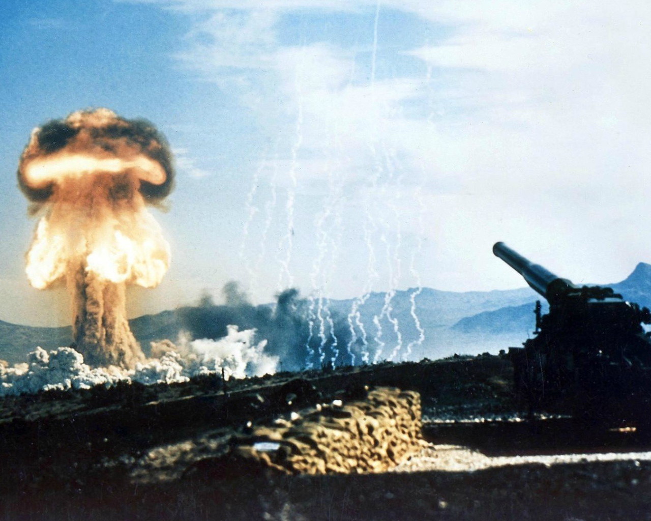 Выстрел из пушки ядерным снарядом