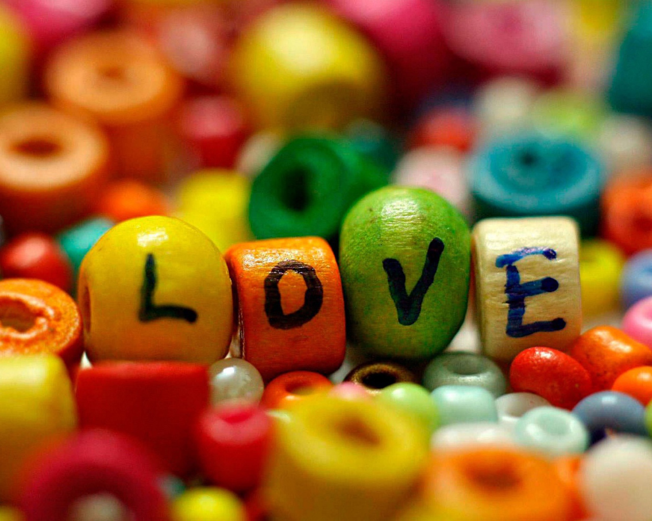 Надпись Любовь на деревянных бусинках