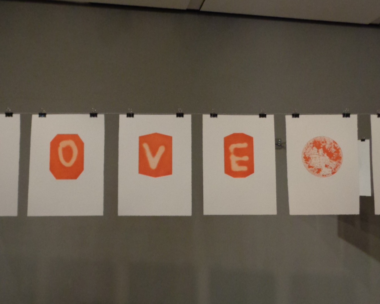 Надпись любовь оранжевыми буквами