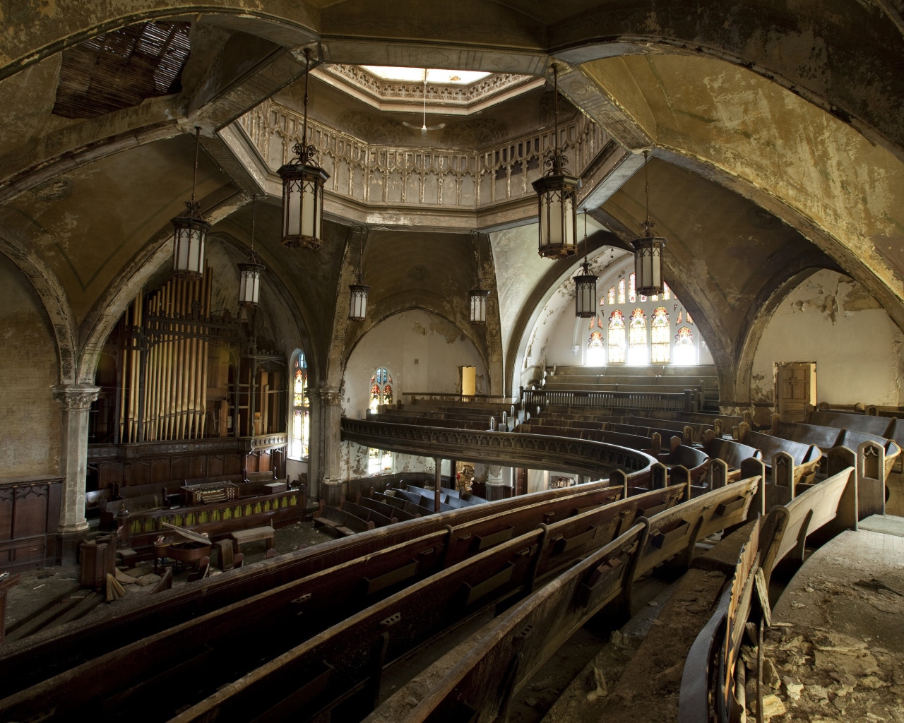 Интерьер заброшенной церкви