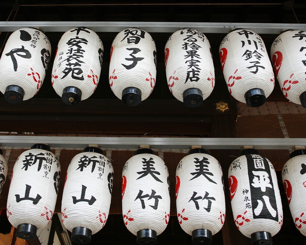 Японские фонарики под крышей