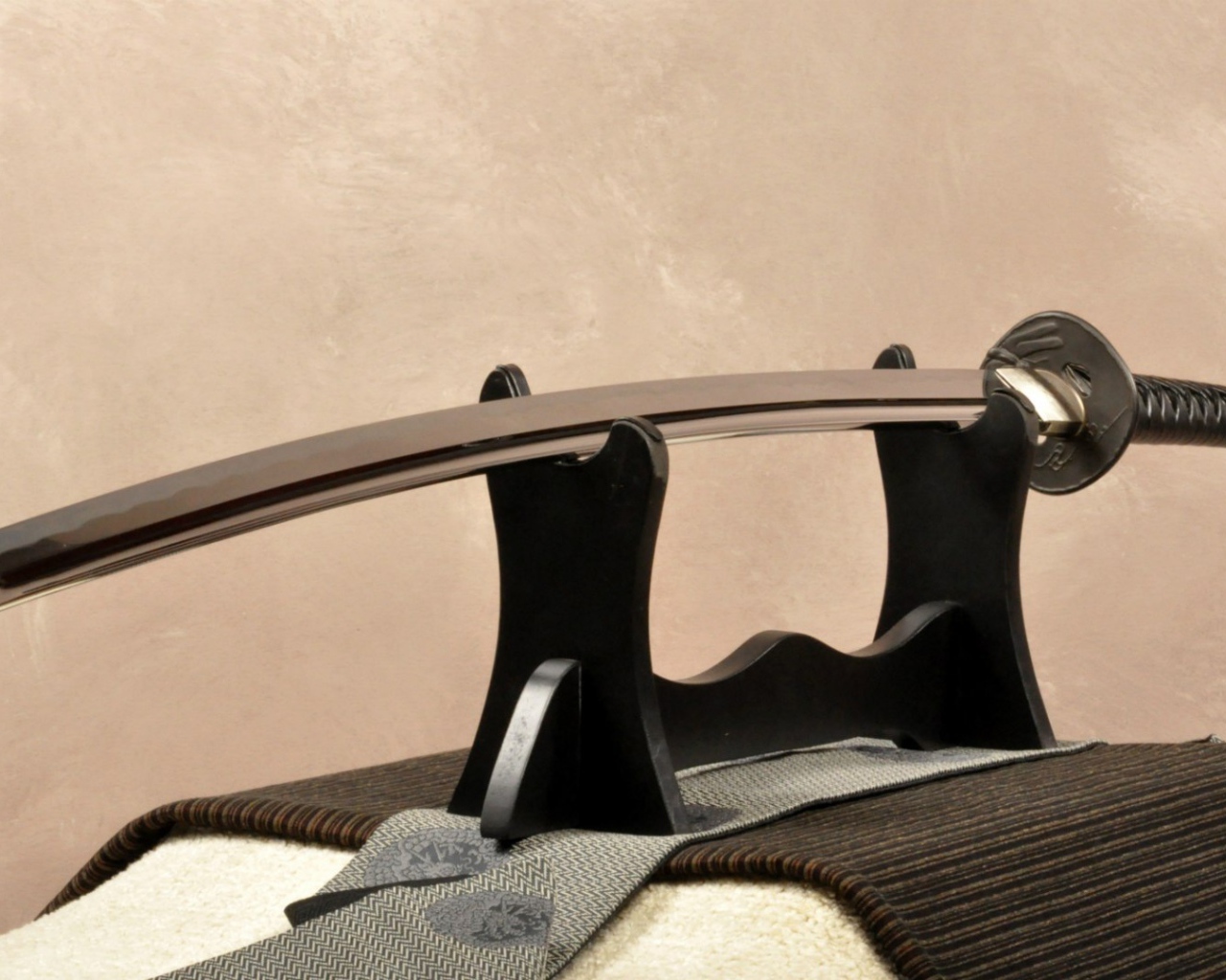 Меч катана на подставке