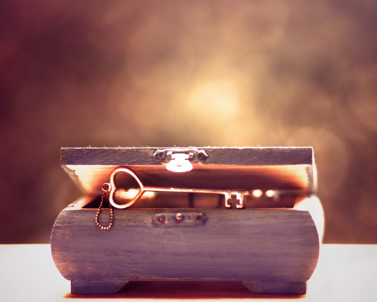 Ключ и деревянная шкатулка