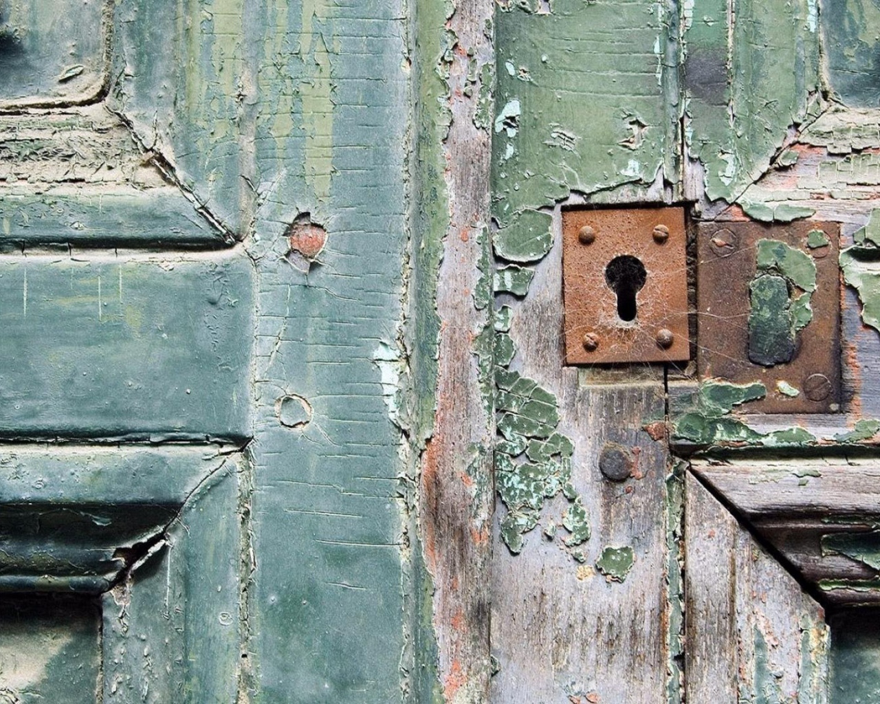 Замочная скважина в паутине