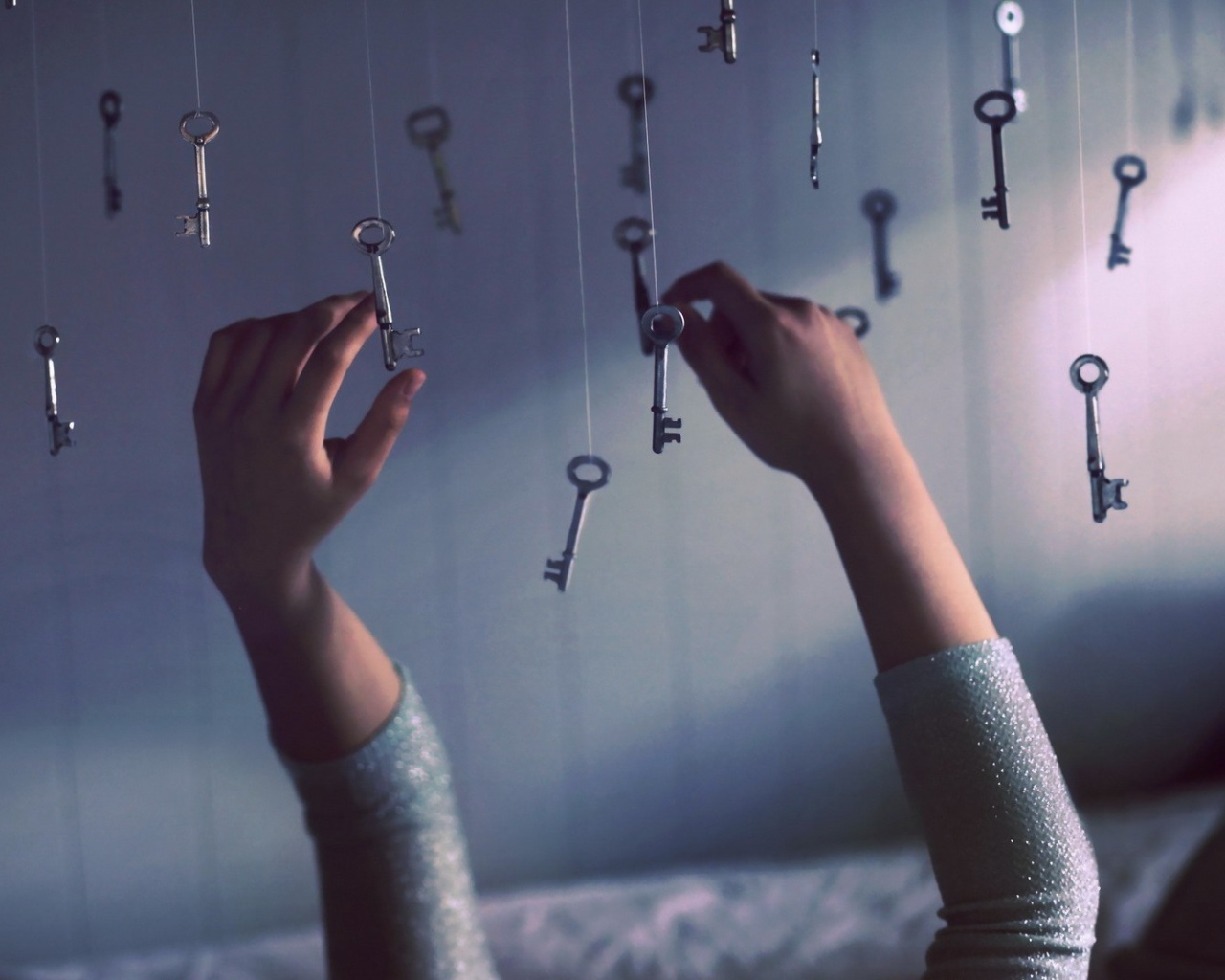 Ключи висят на нитках