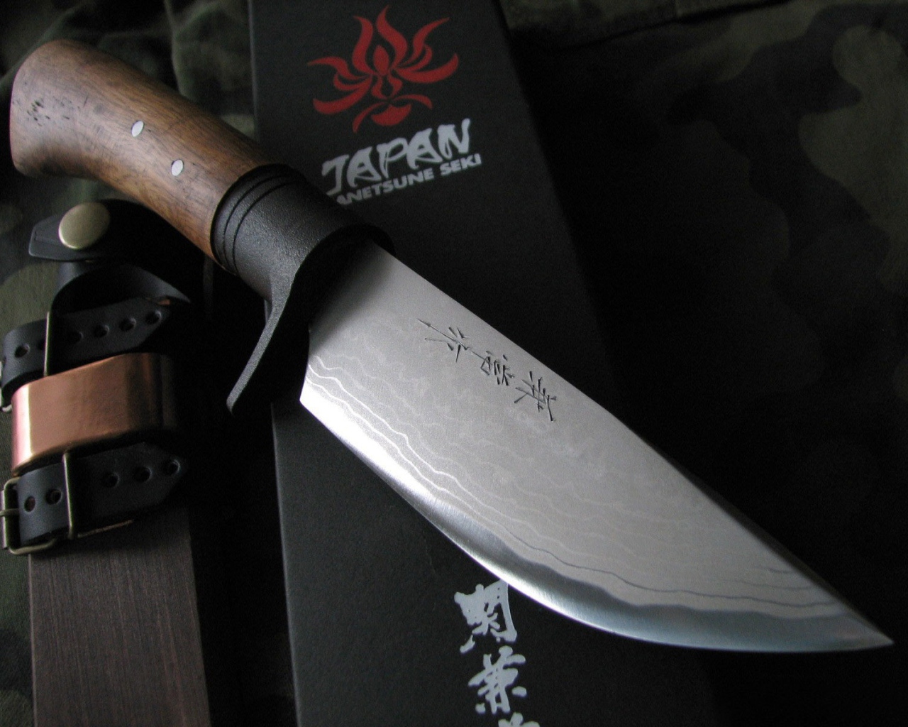 Нож с иероглифами из Японии