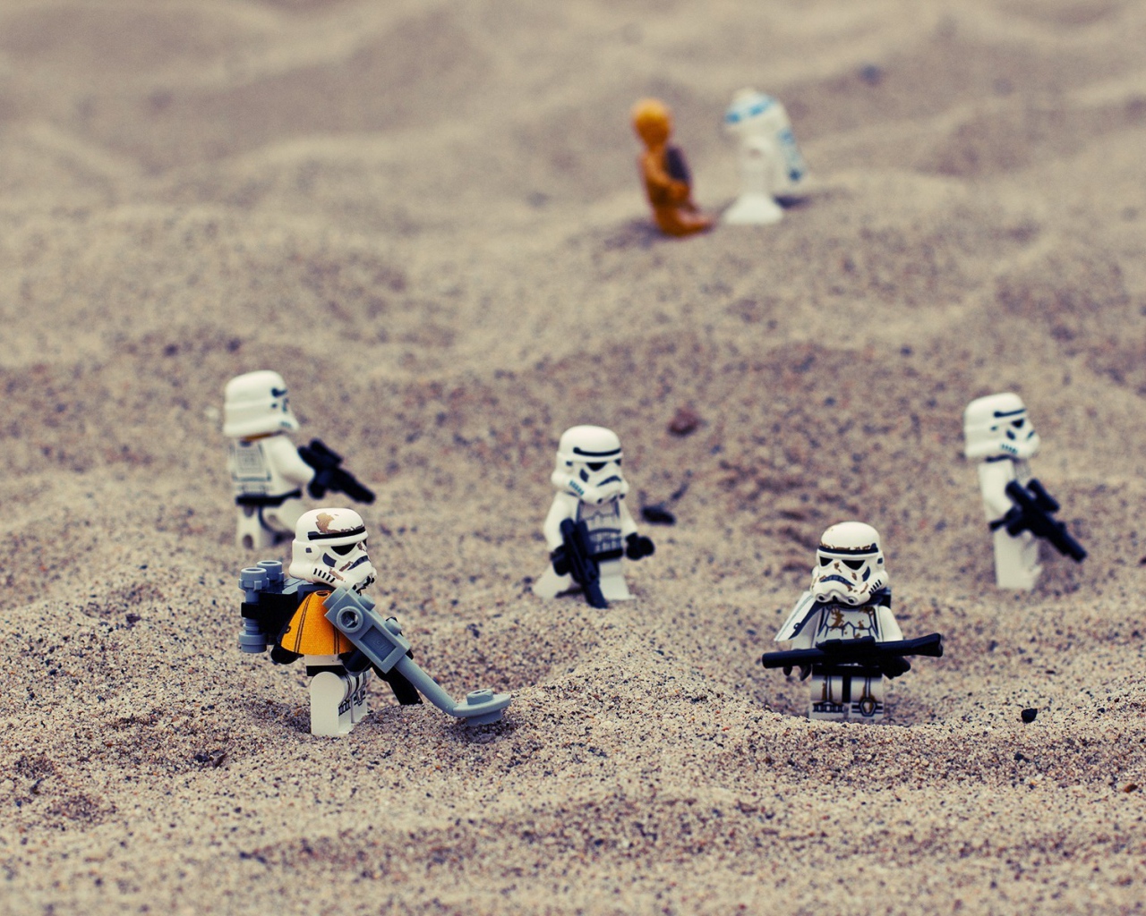 Фигурки ЛЕГО на песке