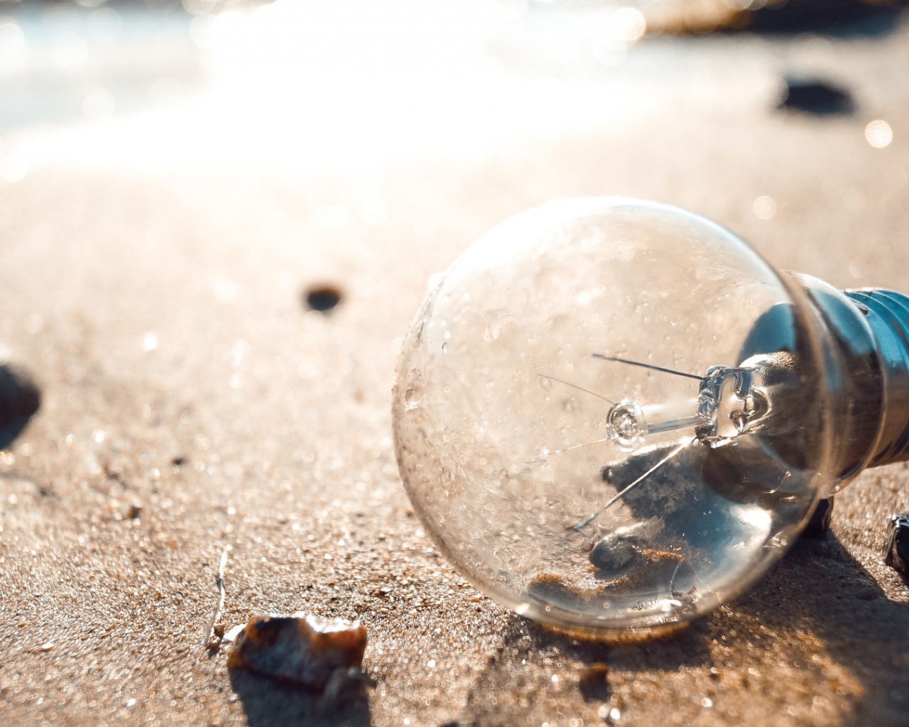 Перегоревшая лампочка на земле