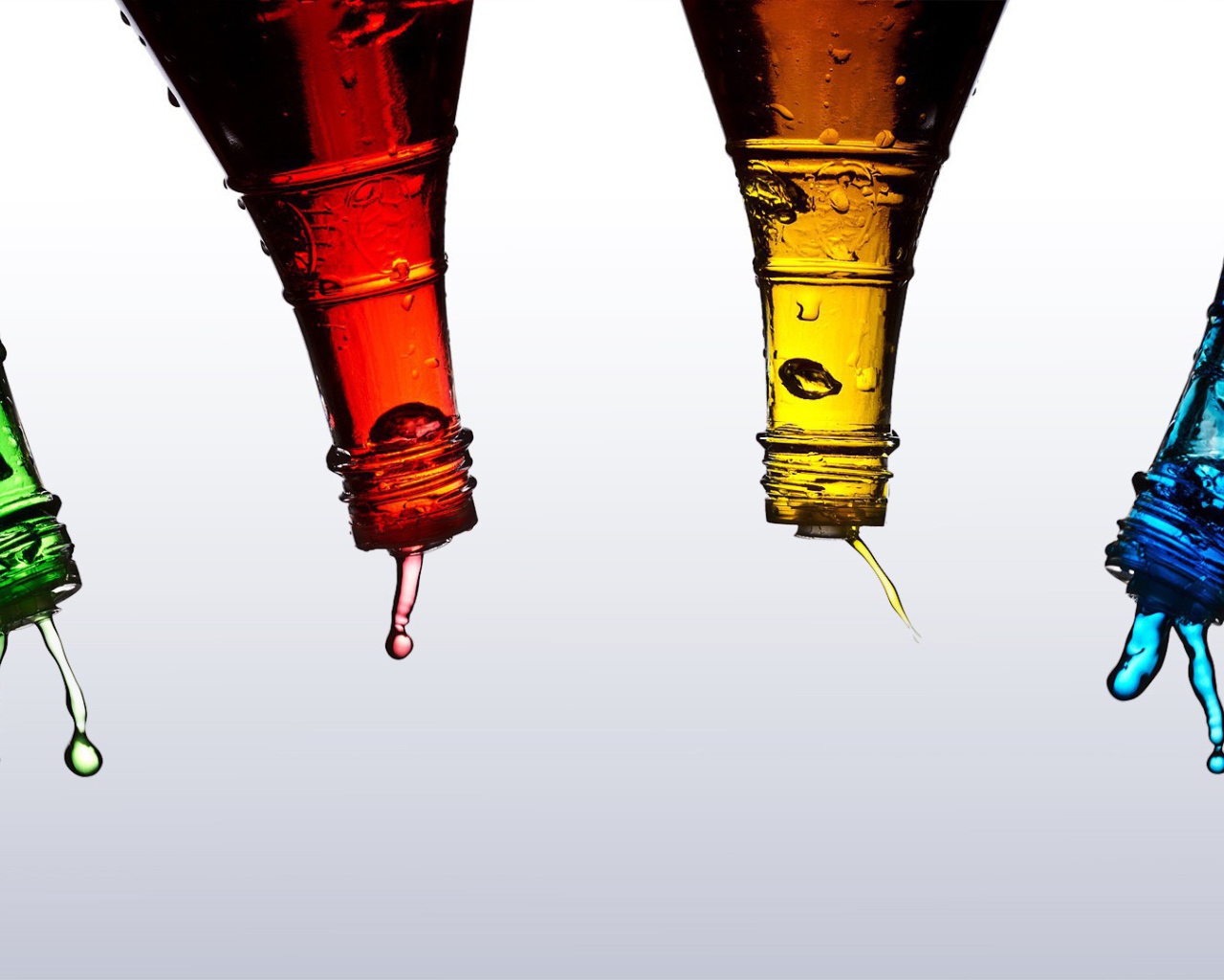 Капли жидкости из разноцветных бутылок