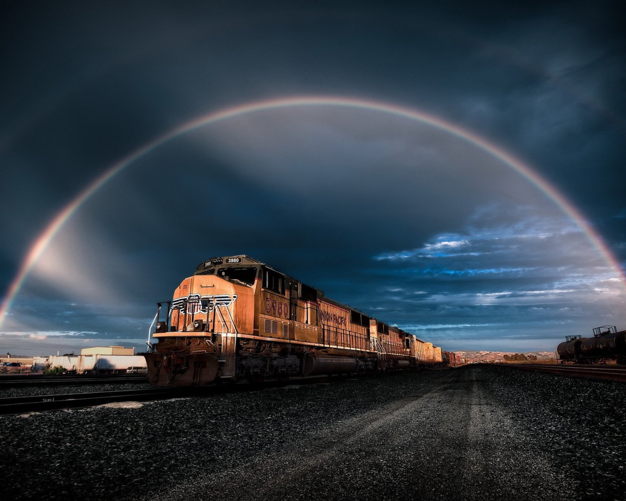 Локомотив на фоне радуги