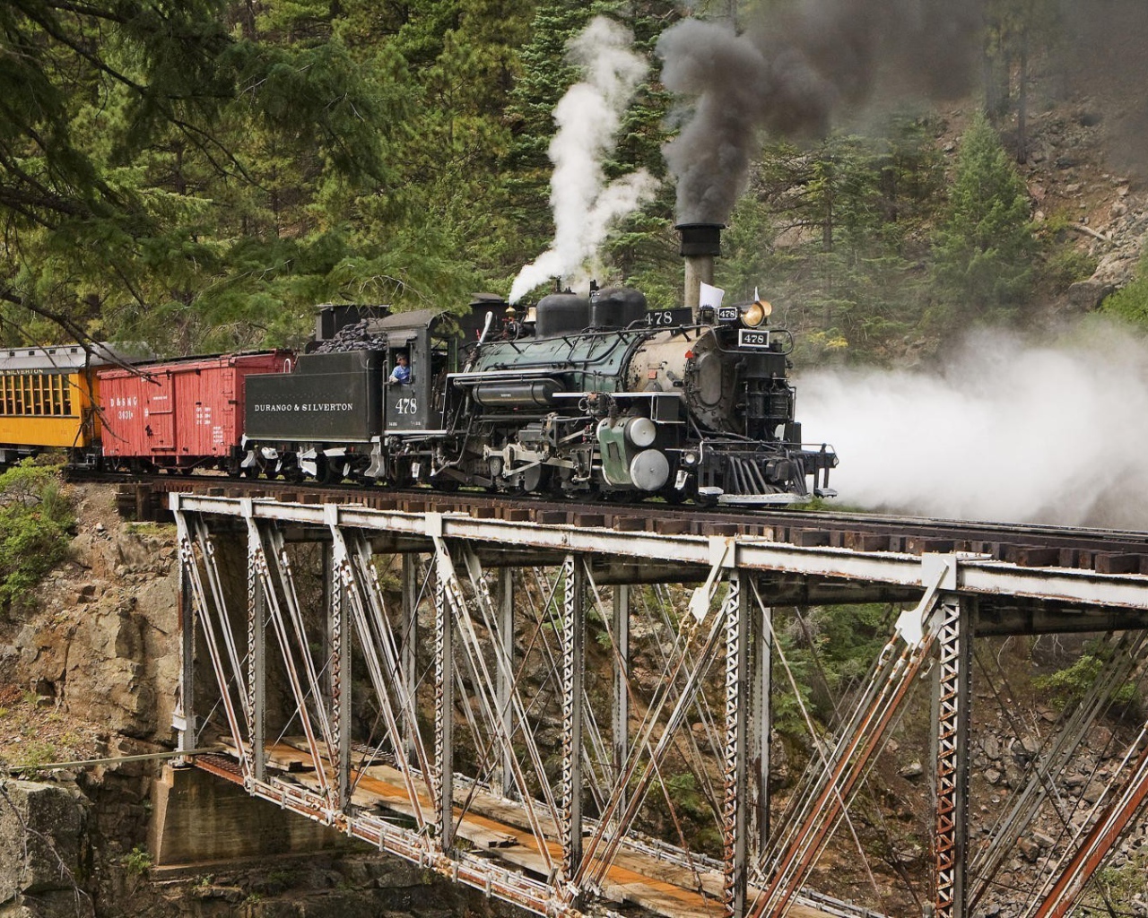 Паровоз зашел на мост