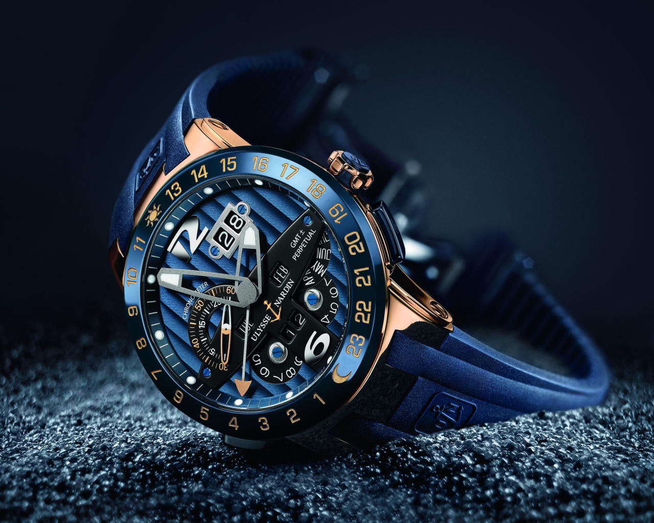 Дорогие часы с синим ремешком