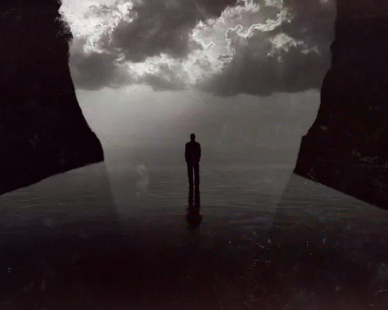 Человек между двух скал