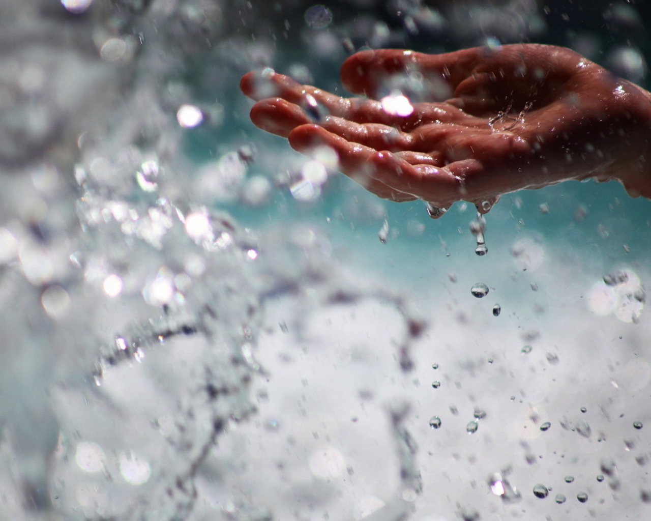 Человек ловит воду рукой