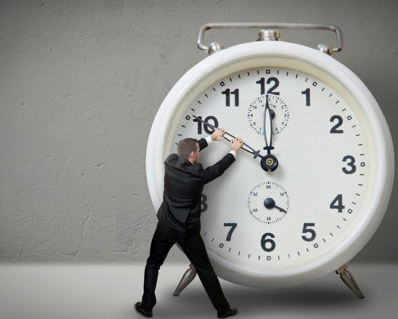 Человек держит стрелку часов