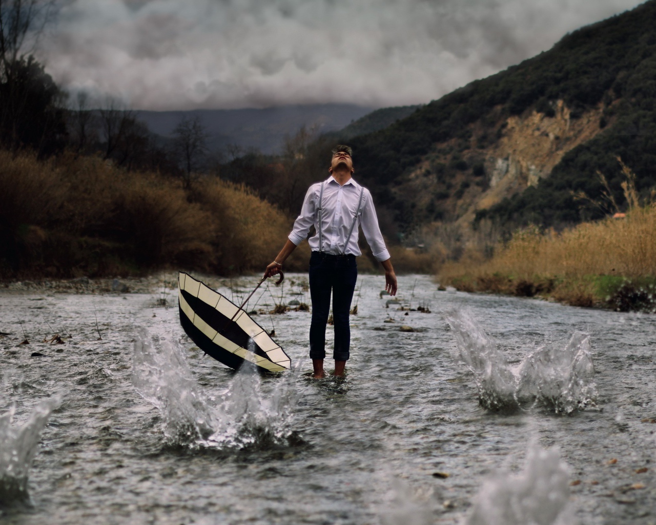 Парень с зонтом в реке