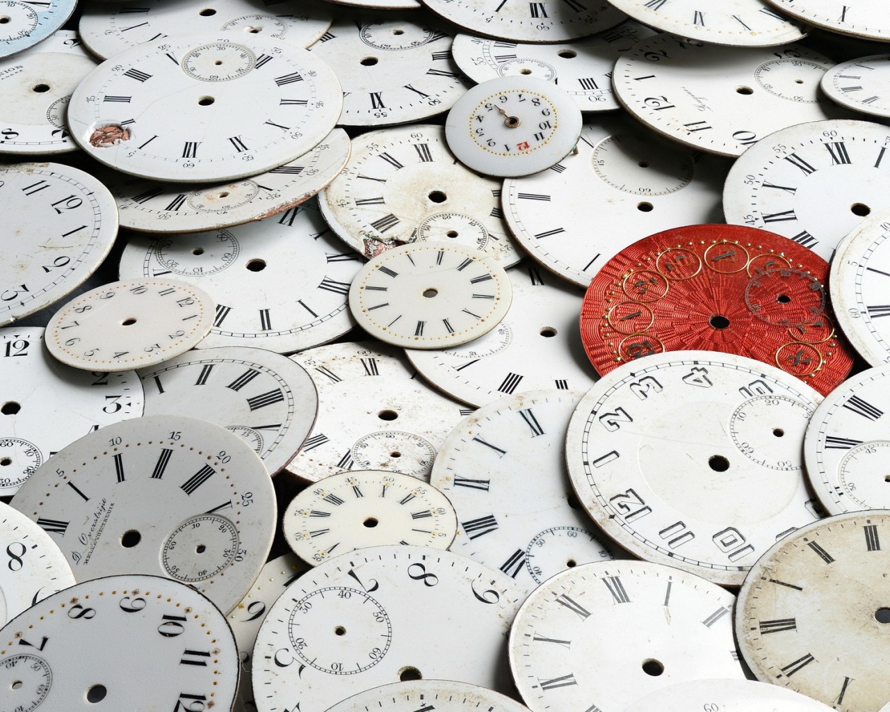 Много циферблатов для часов