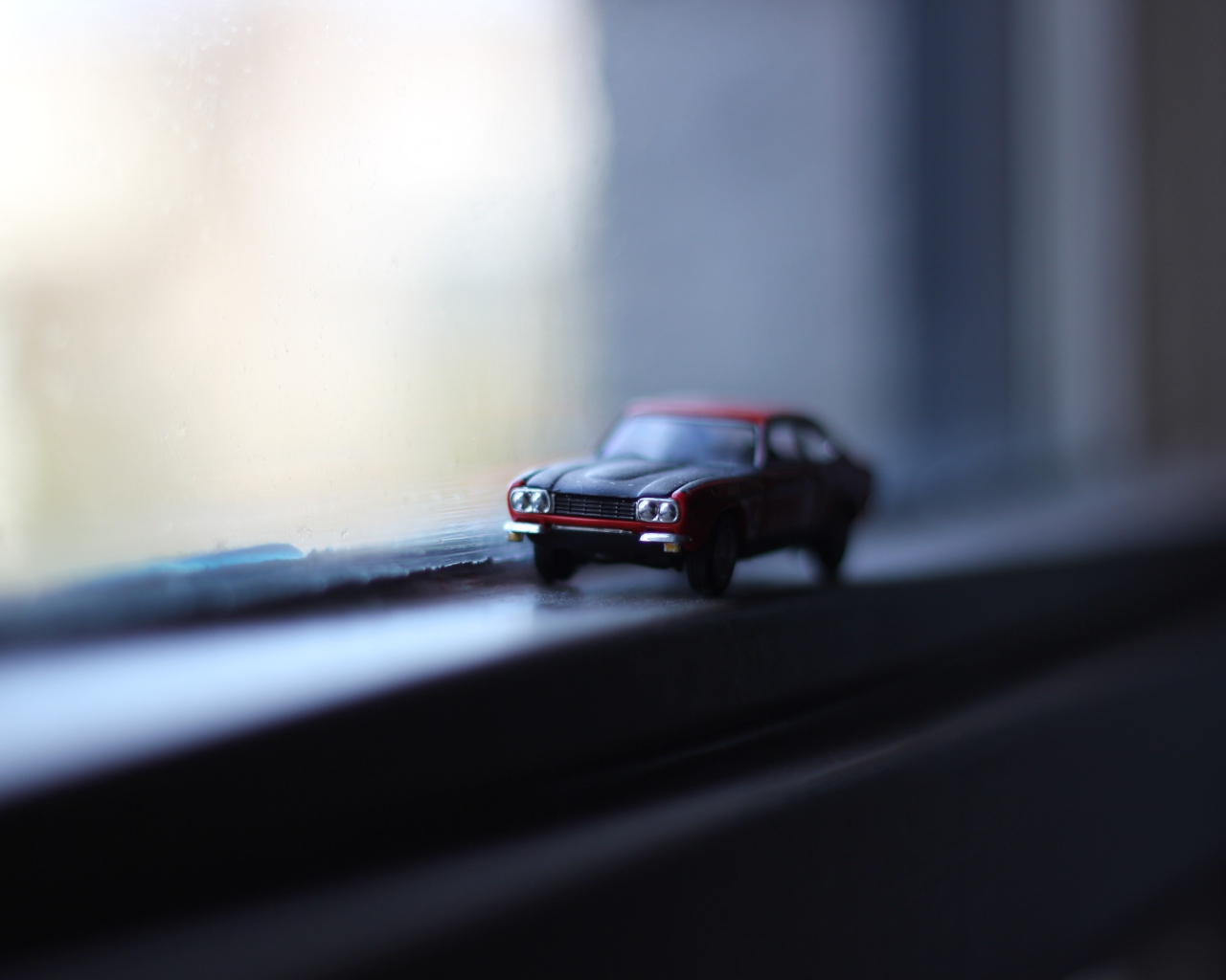 Модель автомобиля у окна