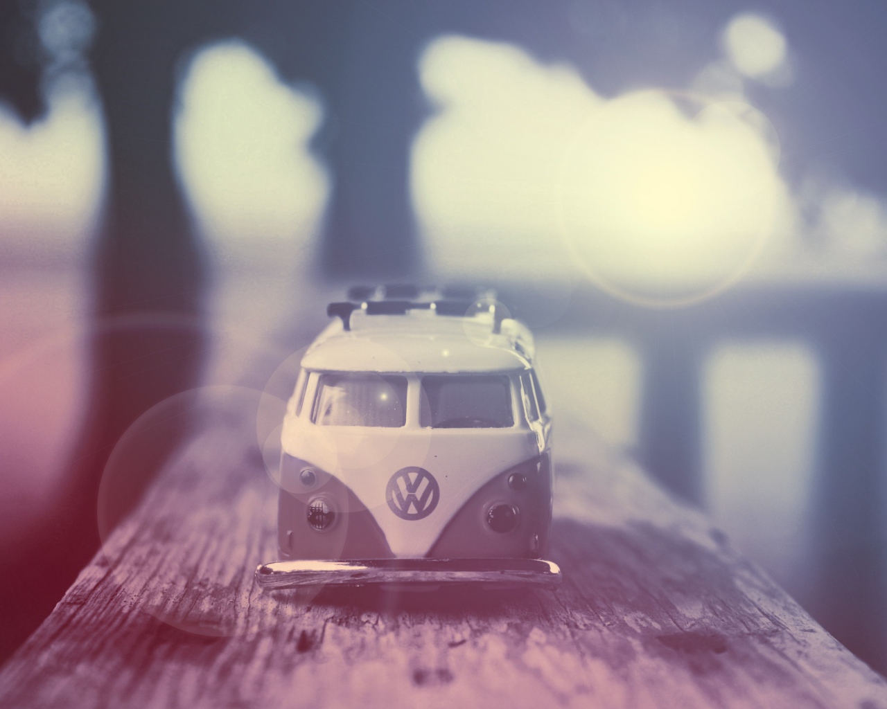 Модель старого автомобиля на доске