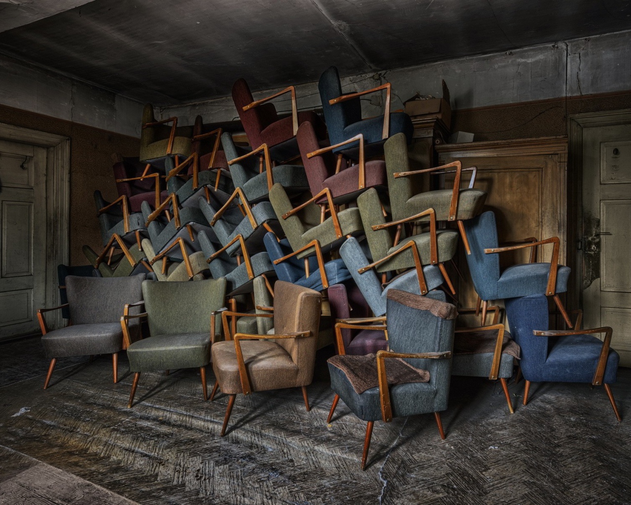 Гора старых кресел